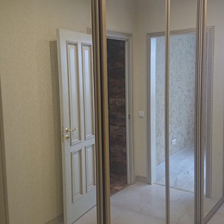 Зеркальные двери-купе для встроенного шкафа в квартире в жилом комплексе "Охтинский Парк"