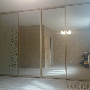 Двери-купе с зеркалом и пескоструйным рисунком по зеркалу для встроенного шкафа в квартире в жилом комплексе "Охтинский Парк"