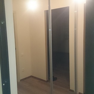 Зеркальные двери-купе в квартире на Европейском пр. д.13 к.3