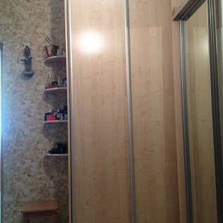 Двери-купе с наполнением из ДСП в квартире на Красносельском ш. д.56 к.1