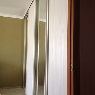 Двери-купе с наполнением из ДСП и зеркалом в квартире на пр. Стойкости д.26 к.1. Правая створка - распашная дверь.