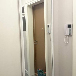 Зеркальная дверь-купе в ванную комнату в квартире на Ждановской наб. д.27