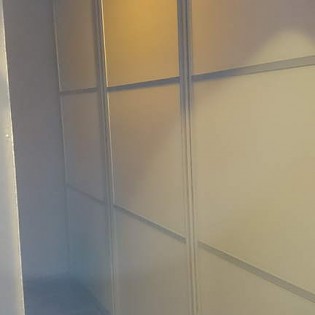 Двери-купе - межкомнатная перегородка с тонированным стеклом и разделителями в Сестрорецке в квартире на ул.Володарского д.3