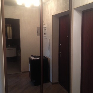 Прихожая с зеркальными дверями-купе в квартире на Фуражном пер. д.2 к.3 в Пушкине