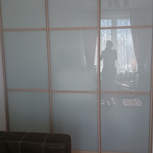 Двери-купе с наполнением из декоративного стекла (тонировка плёнкой Oracal) и разделителями в квартире на Кондратьевском пр. д. 64 к.9