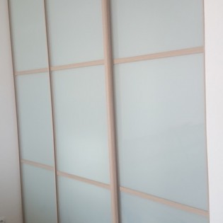 Двери-купе с наполнением из декоративного стекла (тонировка плёнкой Oracal) и разделителями в квартире на Кондратьевском пр. д. 64 к.9