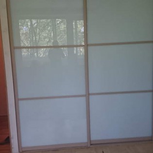Двери-купе с наполнением из декоративного стекла (тонировка плёнкой Oracal) и разделителями в квартире на Гражданском пр. д.109