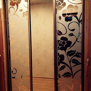 Двери-купе в квартире на ул. Маршала Казакова д.1 к.2. Пескоструйный рисунок на зеркале бронза. Цвет профиля - Ром глянец.