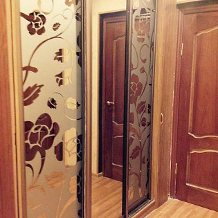 Двери-купе в квартире на ул. Маршала Казакова д.1 к.2. Пескоструйный рисунок на зеркале бронза. Цвет профиля - Ром глянец.