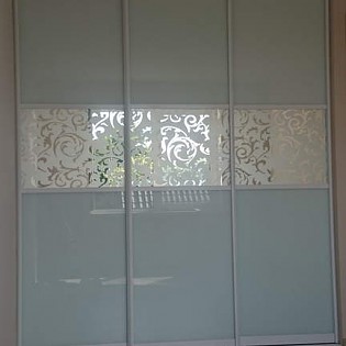 Двери-купе со вставками из декорированных стёкол и зеркал с пескоструйным рисунком в квартире на ул.Полевая д.5 в Колтушах