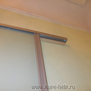 Межкомнатные двери на однорядной направляющей на Звенигородской; профиль KR-300 цвет Серебро