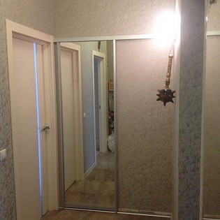 Межкомнатная зеркальная дверь-купе в квартире на Московском пр. д.167. Дверь двигается по однорядной направляющей.