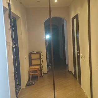 Зеркальные двери-купе в квартире на ул. Оптиков д.50 (см. отзыв Марии от 21/06/2015)