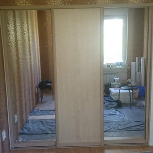 Двери-купе с разным наполнением (зеркало и ДСП) в квартире на Гражданском пр.