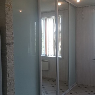 Двери-купе с наполнением из зеркала и тонированного стекла (плёнка Oracal) в квартире в п. Первомайское, Крутая Гора