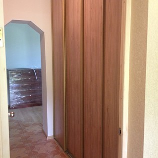 Двери-купе с наполнением из ДСП в квартире в Токсово