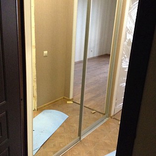 Зеркальные двери-купе в квартире на ул. Авиаторов Балтики д.3