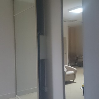 Зеркальные двери-купе разной ширины в квартире на Комендантском пр.