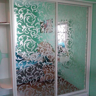 Двери-купе с наполнением из зеркала с пескоструйным рисунком в квартире на Венской ул. д.4 корп.2