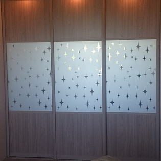 Двери-купе с комбинированным наполнением из ДСП и зеркалами с пескоструйным рисунком в квартире на пр. Науки д.24 корп.1
