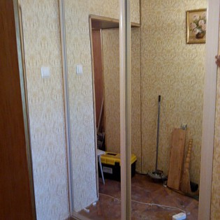 Зеркальные двери-купе в квартире на ул. Кустодиева д.24
