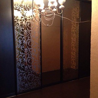 Двери-купе с наполнением из зеркала Бронза с пескоструйным рисунком в квартире на Гражданском пр. д.89