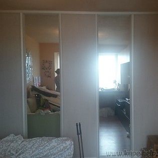 Двери-купе с наполнением из ДСП и зеркал в квартире на ул. Добровольцев д.42