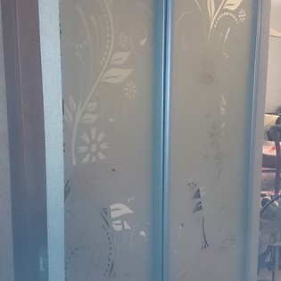 Двери-купе с наполнением из зеркала с пескоструйным рисунком в квартире на Колтушском ш. д.19 к.1