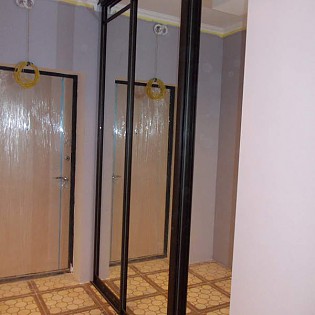 Зеркальные двери-купе с разделителем на ул. Кавалергардской