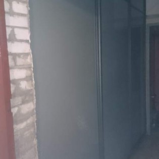 Двери-купе с наполнением из декорированного стекла (ламинация плёнкой Oracal) и разделителями в квартире на ул. Королёва д.28