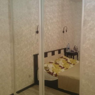 Зеркальные двери-купе в квартире на Русановской ул. д.15 корп.1