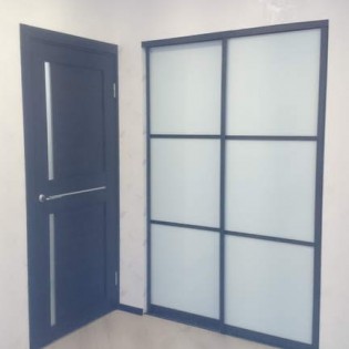 Двери-купе с наполнением из декорированного стекла (тонировка плёнкой Oracal) и разделителями в квартире на Фермском ш. д.16