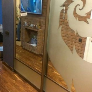 Двери-купе с наполнением из зеркала с пескоструйным рисунком в квартире на Выборгском ш.