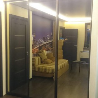 Зеркальные двери-купе в квартире на ул. Орджоникидже д.53