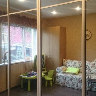 Зеркальные двери-купе с разделителями в квартире на ул. Константиновской во Всеволожске.