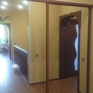 Зеркальные двери-купе в квартире на ул. Константиновской во Всеволожске.