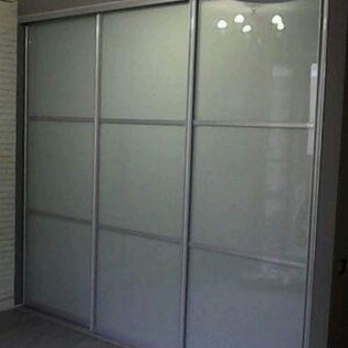 Двери-купе с наполнением из тонированного стекла с разделителями в квартире на Ленинградской ул. д.8 корп.9
