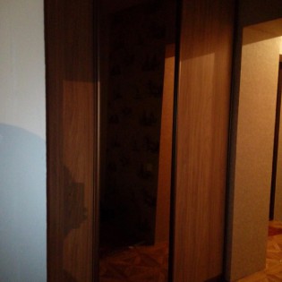 Двери-купе с наполнением из зеркала и ДСП в квартире на ул. Саратовской д.25