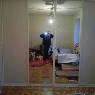 Двери-купе с наполнением из зеркал и ДСП в квартире на Саратовской ул. д.25