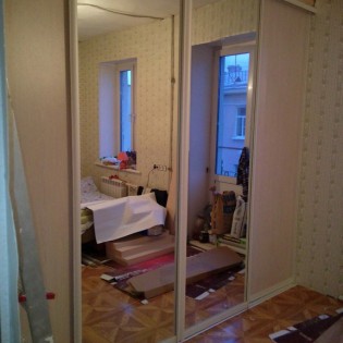 Двери-купе с наполнением из зеркал и ДСП в квартире на Саратовской ул. д.25