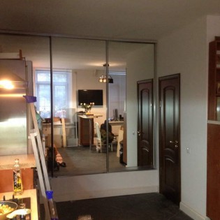 Зеркальные двери-купе в квартире на Прачечном пер. д.3