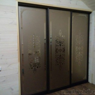 Двери-купе с наполнением из зеркала с пескоструйными рисунками в частном доме в пос. Морозовка.