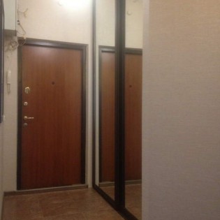 Зеркальные двери-купе в квартире на Гражданском пр.