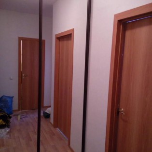 Зеркальные двери-купе в квартире на Юнтоловском пр.