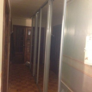 Зеркальные двери-купе в прихожей в квартире на ул. Авангардной д.3