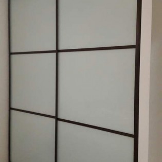 Двери-купе с наполнением из декоративного стекла (тонировка плёнкой Oracal) с разделителями в квартире на пр. Тореза д.95 (см. отзыв Марианы от 15/10/2015)