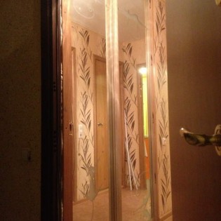 Двери-купе с наполнением из зеркала с пескоструйным рисунком в квартире на ул. Чудновского д.6 корп.2