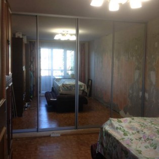 Зеркальные двери-купе в квартире на ул. Казакова д.28 корп.1