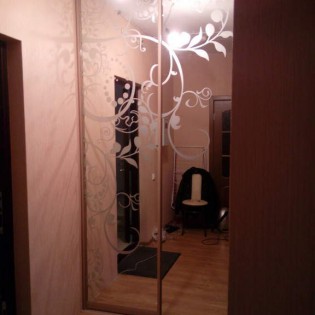 Двери-купе с наполнением из зеркала с пескоструйным рисунком (2-дверный вариант) в квартире на ул. Королёва