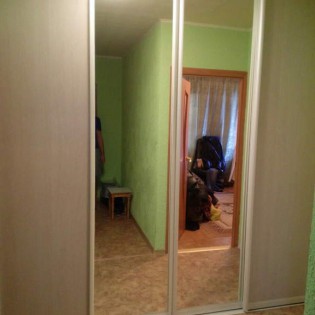 Двери-купе с наполнением из ДСП и зеркал в квартире на ул. Генерала Симоняка